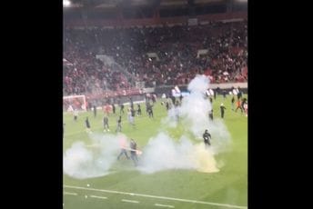 Navijači Olimpiakosa napravili haos: Upali na teren, letjele stolice i baklje, sukobili se sa policijom Navijači Olimpiakosa napravili haos: Upali na teren, letjele stolice i baklje, sukobili se sa policijom