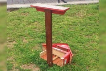 Vandalizam u Nikšiću: Polomljena biblioteka na otvorenom Vandalizam u Nikšiću: Polomljena biblioteka na otvorenom