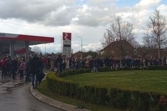 Blokada puta u Nikšiću zbog namjere preimenovanja ulica Blokada puta u Nikšiću zbog namjere preimenovanja ulica