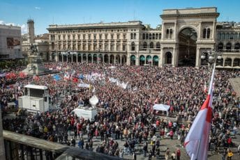 Dan oslobođenja u Italiji: 100.000 ljudi marširalo u Milanu, najdirektnija poruka vlasti poslata iz Napulja Dan oslobođenja u Italiji: 100.000 ljudi marširalo u Milanu, najdirektnija poruka vlasti poslata iz Napulja