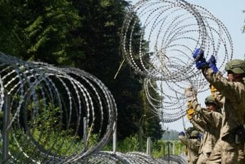 Parlament Litvanije legalizuje nasilno odbijanje migranata Litvanski vojnici postavljaju bodljikavu žicu na granici s Bjelorusijom u Druskininkaiju, Litvanija, 9. jula 2021.