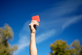 Hrvatska: Sudija pokazao crveni karton svom pomoćniku, ovaj mu pozvao policiju Hrvatska: Sudija pokazao crveni karton svom pomoćniku, ovaj mu pozvao policiju