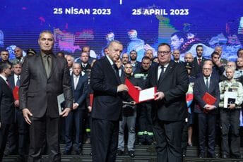 Erdogan odlikovao crnogorske spasioce: Za iskazanu solidarnost i hrabrost tokom akcije spašavanja nakon zemljotresa u Turskoj Erdogan odlikovao crnogorske spasioce: Za iskazanu solidarnost i hrabrost tokom akcije spašavanja nakon zemljotresa u Turskoj