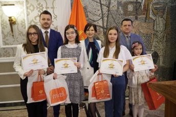 Dukaj: Omogućavajući djevojčicama jednake šanse za razvoj u oblasti informacionih tehnologija podržavamo opšti napredak Dukaj: Omogućavajući djevojčicama jednake šanse za razvoj u oblasti informacionih tehnologija podržavamo opšti napredak