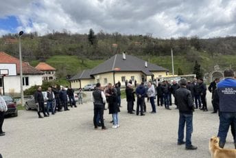 Mještani potkomovskih sela poručili: Ni po cijenu života nećemo dozvoliti da se nastavi nekontrolisana sječa šume Mještani potkomovskih sela poručili: Ni po cijenu života nećemo dozvoliti da se nastavi nekontrolisana sječa šume