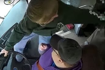 SAD: Vozač se onesvijestio, učenik uhvatio volan i zaustavio autobus (VIDEO) SAD: Vozač se onesvijestio, učenik uhvatio volan i zaustavio autobus (VIDEO)