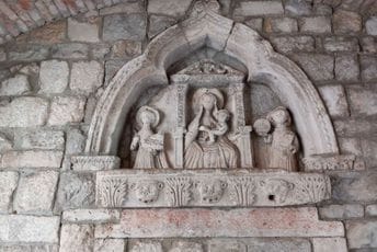 U kotorskim zidinama: Reljef sa Bogorodicom i Hristom između Sv. Tripuna i Sv. Bernardina U kotorskim zidinama: Reljef sa Bogorodicom i Hristom između Sv. Tripuna i Sv. Bernardina