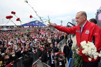 Nakon lakše bolesti Erdogan se pojavio u javnosti Nakon lakše bolesti Erdogan se pojavio u javnosti