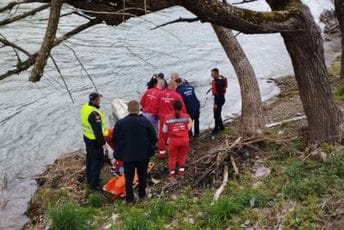 Bijelo Polje: Djevojka skočila u Lim, spasili je vatrogasci Bijelo Polje: Djevojka skočila u Lim, spasili je vatrogasci