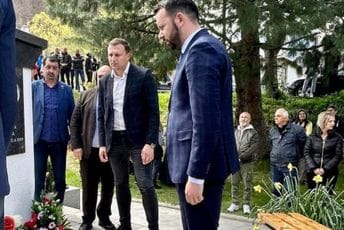 Canović odao počast murinskim žrtvama: Čuvamo bolnu uspomenu i iskazujemo poštovanje prema patnji njihovih porodica Canović odao počast murinskim žrtvama: Čuvamo bolnu uspomenu i iskazujemo poštovanje prema patnji njihovih porodica