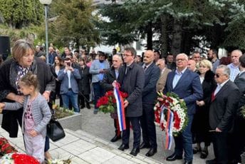 Vijence u Murinu položili i iz DF-a, Mandić: Događaj koji nikad ne smije biti zaboravljen Vijence u Murinu položili i iz DF-a, Mandić: Događaj koji nikad ne smije biti zaboravljen