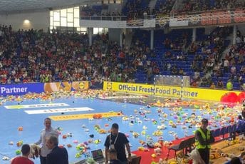 Parket u "Morači" večeras je bio prekriven stotinama plišanih igračaka Parket u "Morači" večeras je bio prekriven stotinama plišanih igračaka