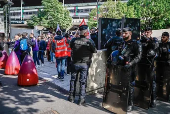 Francuska spremna za istorijske prvomajske proteste, na ulicama se očekuje skoro milion građana Francuska spremna za istorijske prvomajske proteste, na ulicama se očekuje skoro milion građana