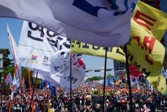 Radnici se okupljaju širom svijeta, traže povećanje plata i bolje uslove rada Radnici se okupljaju širom svijeta, traže povećanje plata i bolje uslove rada