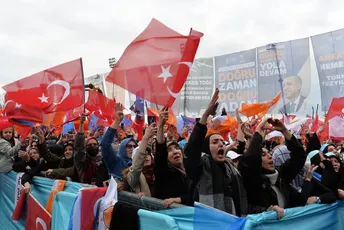 Otvorena birališta za Turke u Francuskoj: Potukle se pristalice i protivnici Erdogana Otvorena birališta za Turke u Francuskoj: Potukle se pristalice i protivnici Erdogana