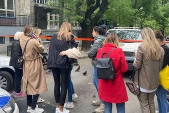 "U neznanju stojimo kao budale": Roditelji traže svoju djecu nakon masakra u beogradskoj školi "U neznanju stojimo kao budale": Roditelji traže svoju djecu nakon masakra u beogradskoj školi