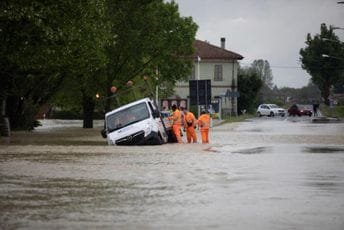 Katastrofalne poplave pogodile Italiju, najmanje dvije osobe stradale Katastrofalne poplave pogodile Italiju, najmanje dvije osobe stradale