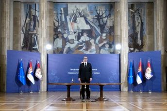 Vučić iznosio detalje iz ličnog života učenika i njegovih roditelja, objavio javno i podatak o plati... Vučić iznosio detalje iz ličnog života učenika i njegovih roditelja, objavio javno i podatak o plati...