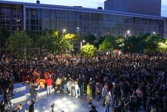 Brojni građani Beograda okupili se nedaleko od škole na Vračaru Brojni građani Beograda okupili se nedaleko od škole na Vračaru