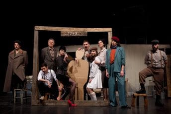 „Uloga moje porodice u (filmu o) svjetskoj revoluciji“ premijerno u Nikšićkom pozorištu „Uloga moje porodice u (filmu o) svjetskoj revoluciji“ premijerno u Nikšićkom pozorištu