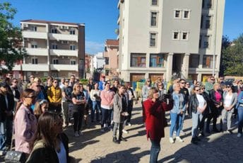 Budvani minutom ćutanja odali počast žrtvama tragedije u Beogradu Budvani minutom ćutanja odali počast žrtvama tragedije u Beogradu