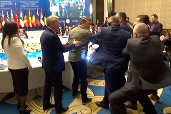 (VIDEO) Potukli se ukrajinski i ruski političari na samitu u Ankari (VIDEO) Potukli se ukrajinski i ruski političari na samitu u Ankari