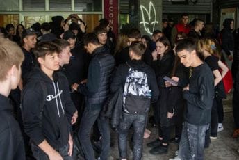 Učenici se okupili ispred zgrade dječaka koji je napravio masakr: Apelujemo da vlast uradi nešto Učenici se okupili ispred zgrade dječaka koji je napravio masakr: Apelujemo da vlast uradi nešto