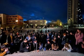 Povodom tragedije u Beogradu, svijeće palili i u Prištini Povodom tragedije u Beogradu, svijeće palili i u Prištini