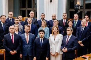 Godina rada Vlade: Prvo pala, pa ostajala bez ministara, a danas uopšte nije jasno ni ko je više podržava Godina rada Vlade: Prvo pala, pa ostajala bez ministara, a danas uopšte nije jasno ni ko je više podržava