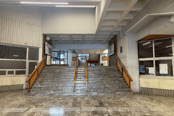 Zbog prijeteće poruke evakuisane prostorije Elektrotehničkog fakulteta Sa lica mjesta: Evakuisane prostorije ETF-a u zgradi tehničkih fakulteta