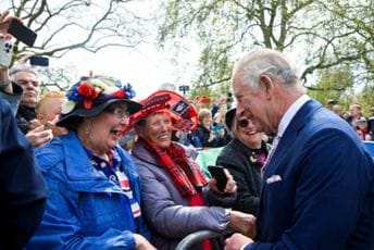 (FOTO) Čarls Treći u nenajavljenoj šetnji ispred Bakingemske palate (FOTO) Čarls Treći u nenajavljenoj šetnji ispred Bakingemske palate