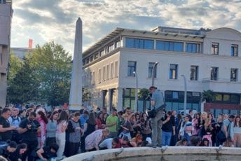 (FOTO) Više stotina građana Podgorice odalo poštu žrtvama tragedije u Beogradu