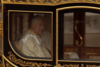 Krunisan kralj Čarls III Krunisan kralj Čarls III