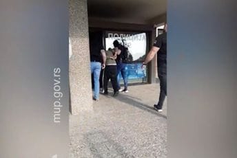 Srbija: Uhapšen muškarac koji je prijetio da će pobiti sve stanovnike Rume Srbija: Uhapšen muškarac koji je prijetio da će pobiti sve stanovnike Rume