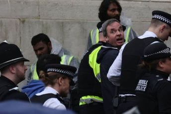 Londonska policija na udaru kritika zbog hapšenja: „Ovo bismo očekivali u Moskvi“ Londonska policija na udaru kritika zbog hapšenja: „Ovo bismo očekivali u Moskvi“