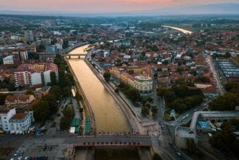Niš: Maloljetnik prijetio u grupi odjeljenja, policija u njegovom stanu pronašla dvije replike pištolja Niš: Maloljetnik prijetio u grupi odjeljenja, policija u njegovom stanu pronašla dvije replike pištolja