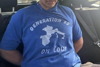 Natpis na majici koju je nosio ubica iz Mladenovca: Vučić u 'objašnjenje' umiješao i Hitlera, ali nema veze sa tim Natpis na majici koju je nosio ubica iz Mladenovca: Vučić u 'objašnjenje' umiješao i Hitlera, ali nema veze sa tim