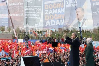 Predizborne poruke u Turskoj kao i kod nas: Erdogan državnim službenicima obećao povećanje plata za skoro 50 odsto Predizborne poruke u Turskoj kao i kod nas: Erdogan državnim službenicima obećao povećanje plata za skoro 50 odsto