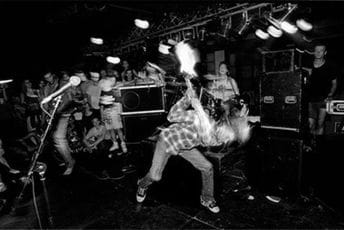 Gitara koju je razbio Kurt Kobejn je na aukciji: Evo po kojoj bi cijeni mogla biti prodata Gitara koju je razbio Kurt Kobejn je na aukciji: Evo po kojoj bi cijeni mogla biti prodata