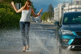 Evropska zemlja u kojoj vozači posebno vode računa kada pada kiša: Ako skvase pješake čeka ih novčana kazna Evropska zemlja u kojoj vozači posebno vode računa kada pada kiša: Ako skvase pješake čeka ih novčana kazna