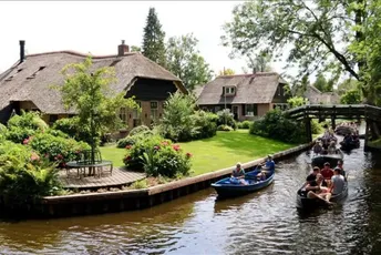 Selo u kojem nema puteva: Saobraća se samo čamcima Selo u kojem nema puteva: Saobraća se samo čamcima