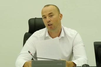 Pretukao dvojicu mladića zbog crnogorske pjesme: Kažanegra osuđen na 200 sati društveno korisnog rada Pretukao dvojicu mladića zbog crnogorske pjesme: Kažanegra osuđen na 200 sati društveno korisnog rada