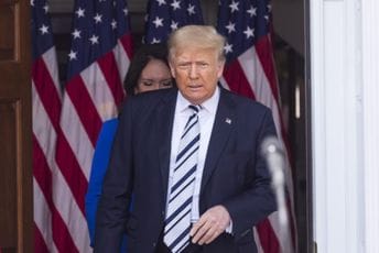 Optuženo 16 osoba da su lažno tvrdili da je Tramp pobijedio na izborima Optuženo 16 osoba da su lažno tvrdili da je Tramp pobijedio na izborima