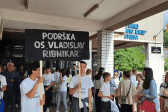 Budvanski srednjoškolci organizovali protestnu šetnju kao podršku učenicima OŠ „Vladislav Ribnikar”