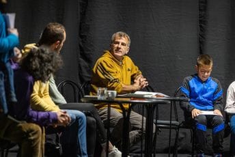 Društveno-politički kontekst iz ugla djece: “Robinzon Kruso” Petra Pejakovića nova produkcija Zetskog doma Društveno-politički kontekst iz ugla djece: “Robinzon Kruso” Petra Pejakovića nova produkcija Zetskog doma