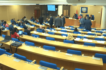 Odbornici osuđuju transparent "varvara", Injac smatra da treba nastaviti sa podrškom Budućnost Voliju Odbornici osuđuju transparent "varvara", Injac smatra da treba nastaviti sa podrškom Budućnost Voliju