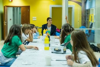 Pedesetak mališana učilo o čistoj energiji i sitoštampi u Evropskoj kući Pedesetak mališana učilo o čistoj energiji i sitoštampi u Evropskoj kući