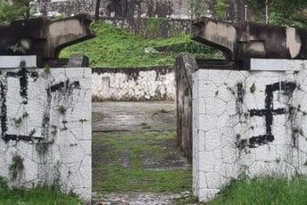 Mostar: Na Partizanskom groblju iscrtani kukasti krstovi i ustaški simbol Mostar: Na Partizanskom groblju iscrtani kukasti krstovi i ustaški simbol