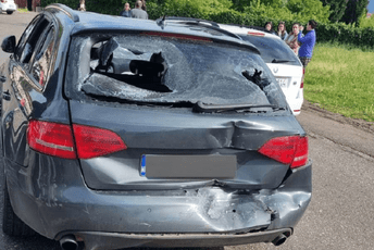 (VIDEO) Zabjelo: Sukobili se zbog saobraćaja, pa polupali automobil (VIDEO) Zabjelo: Sukobili se zbog saobraćaja, pa polupali automobil