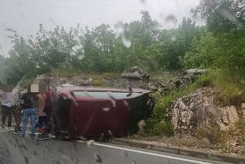 Udes na putu Podgorica-Cetinje: Ima povrijeđenih Udes na putu Podgorica-Cetinje: Ima povrijeđenih